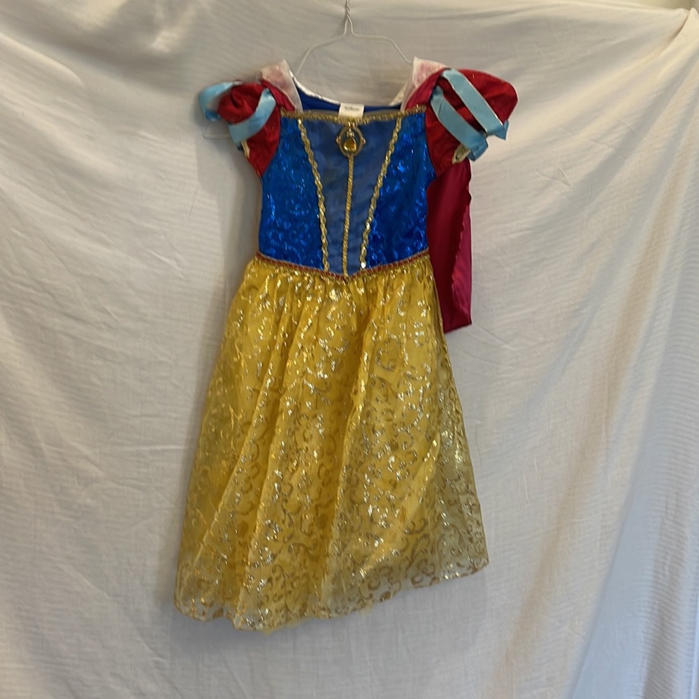 Young girls costume size 4 very good condition Slightly used in certain location